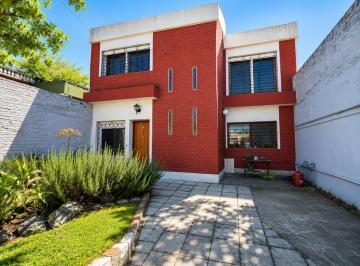 Casa · 127m² · 3 Ambientes · 1 Cochera · Venta Casa 4 Amb con Parque y Garage en Bernal