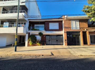 Casa · 195m² · 5 Ambientes · 1 Cochera · Venta Casa 4 Dorm., Cochera y Patio