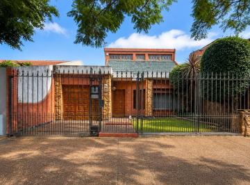 Casa · 138m² · 5 Ambientes · 2 Cocheras · Chalet 5 Amb C/jardín, Piscina Quincho y Cochera