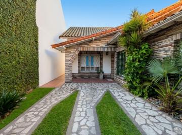 Casa · 170m² · 3 Ambientes · 2 Cocheras · Venta Casa 3 Amb Hurlingham Playroom Jardín Pileta