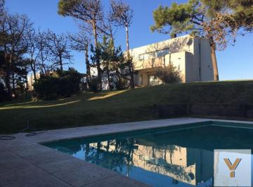 Casa · 300m² · 6 Ambientes · Casa en Alquiler Temporario - 5 Dorm. 5 Baños - Pinamar