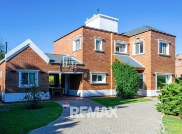 Casa · 184m² · 6 Ambientes · 2 Cocheras · Casa en Venta Cañuelas 5 Ambientes Apta Credito