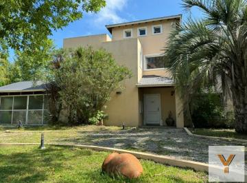 Casa · 250m² · 4 Ambientes · Casa en Venta - 3 Dorm. 2 Baños - 2000 m² - Haras del Sur I