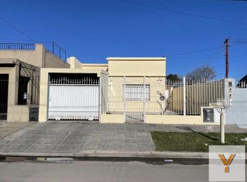 Casa · 126m² · 4 Ambientes · 1 Cochera · Casa en Venta - 2 Dorm. 1 Baño 1 Cochera - 259 m² - Bernal