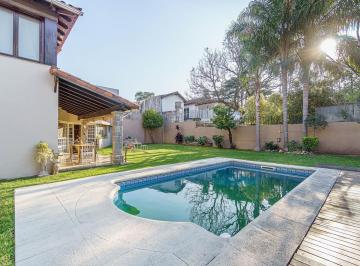 Casa · 360m² · 5 Ambientes · 3 Cocheras · Venta Casa con 5 Ambientes, Parque, Piscina 2 Plantas, con Dependencia y Cocheras. Zona Holtërs.