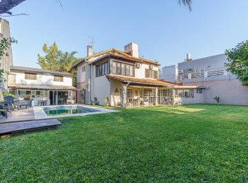 Casa · 360m² · 5 Ambientes · 3 Cocheras · Venta Casa con 5 Ambientes, Parque, Piscina 2 Plantas, con Dependencia y Cocheras. Zona Holtërs.