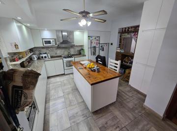 Casa · 142m² · 6 Ambientes · 2 Cocheras · Venta - Casa en Florida - 6 Ambientes - Excelente