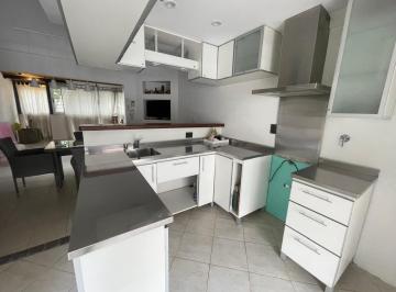 Casa · 320m² · 5 Ambientes · 3 Cocheras · Casa en Lanús