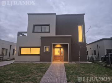 Casa · 221m² · 6 Ambientes · 3 Cocheras · Venta! Casa a Estrenar! Barrio San Pablo, Pilar - Dc