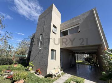 Casa · 180m² · 7 Ambientes · 2 Cocheras · Casa de 3 Dorm. en Tierra de Sueños 3 – Roldán