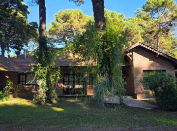 Casa · 225m² · 5 Ambientes · Casa 4 Dorm. en Barrio Nuevo Golf, Pinamar