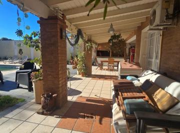 Casa · 220m² · 6 Ambientes · 3 Cocheras · Casa Venta 3 Dorm. 2 Baños con Pileta