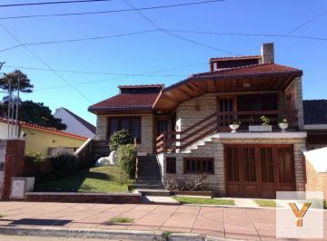 Casa · 230m² · 5 Ambientes · 2 Cocheras · Casa en Venta - 4 Dorm. 3 Baños - Cochera - 400 m² - Santa Teresita