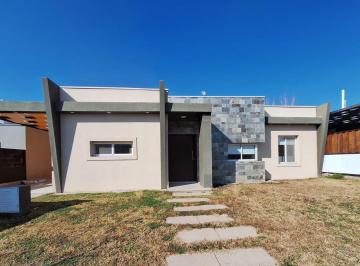 Casa · 105m² · 2 Ambientes · 1 Cochera · Alquiler B° Privado Aire Malbec, Carrodilla