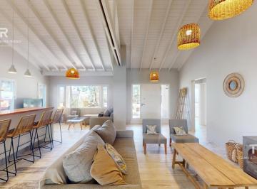 Casa · 185m² · 5 Ambientes · Alquiler en Deportivo de Costa Esmeralda - Ambientes Amplios y Casa Rodeada de Arboles