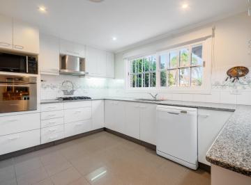Casa · 364m² · 8 Ambientes · 2 Cocheras · Casa en Venta en Martinez