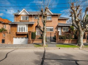 Casa · 364m² · 8 Ambientes · 2 Cocheras · Casa en Venta en Martinez