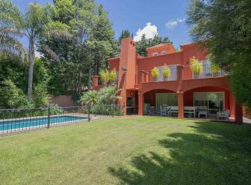 Casa · 286m² · 5 Ambientes · 3 Cocheras · Casa de 5 Ambientes con Dependencia de Servicio en Venta, en Martínez.