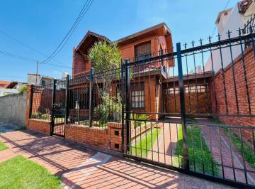 Casa · 150m² · 4 Ambientes · 4 Cocheras · Chalet de 3 Ambientes Dependencia de Servicio en Venta, en Martínez.