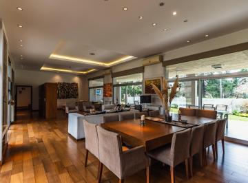 Casa · 303m² · 6 Ambientes · 6 Cocheras · Espectacular Casa de 6 Ambientes en Venta en Praderas de Lujan Sobre Lote Central con Fondo Al Golf