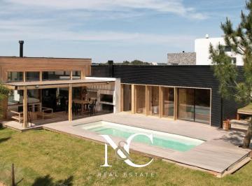 Casa · 260m² · 5 Ambientes · 1 Cochera · Casa en Venta en Costa Esmeralda 4 Dorm.