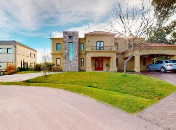 Casa · 345m² · 5 Ambientes · 8 Cocheras · Casa en Venta en La Plata en Grand Bell II