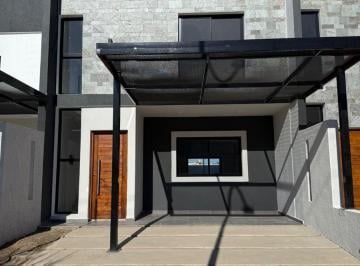 Casa · 114m² · 6 Ambientes · 1 Cochera · Dúplex en Docta Central