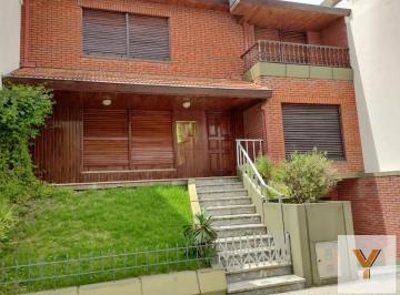 Casa · 267m² · 6 Ambientes · 3 Cocheras · Casa en Venta - 3 Dorm. 3 Baños - Cochera - 267 m² - Miramar
