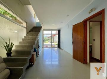 Casa · 253m² · 6 Ambientes · 1 Cochera · Casa en Venta - 4 Dorm. 4 Baños - 660 m² - La Plata
