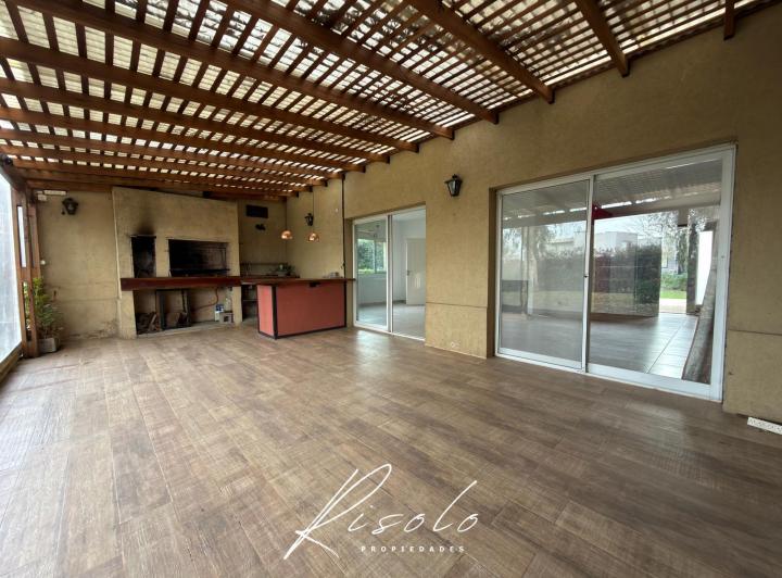 Casa · 137m² · 5 Ambientes · 2 Cocheras