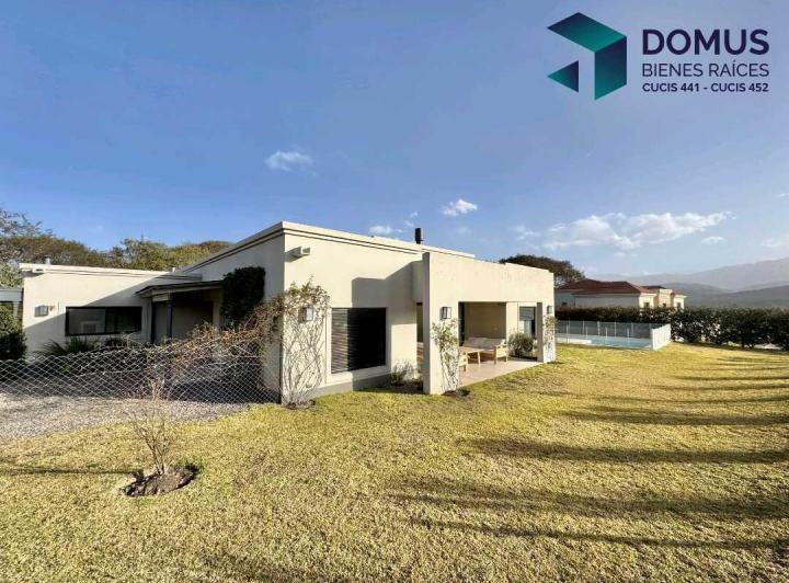 Casa · 250m² · 3 Dormitorios · 2 Cocheras