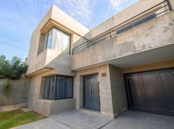 Casa · 151m² · 5 Ambientes · 1 Cochera · Casa a La Venta Urquiza