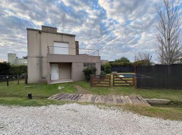 Casa de 1 ambiente, Funes · Casa con Quincho Patio y Pileta - Girasoles 3200, Funes