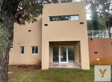 Casa · 216m² · 5 Ambientes · Casa en Venta - 3 Dorm. 3 Baños - 675 m² - Costa del Este