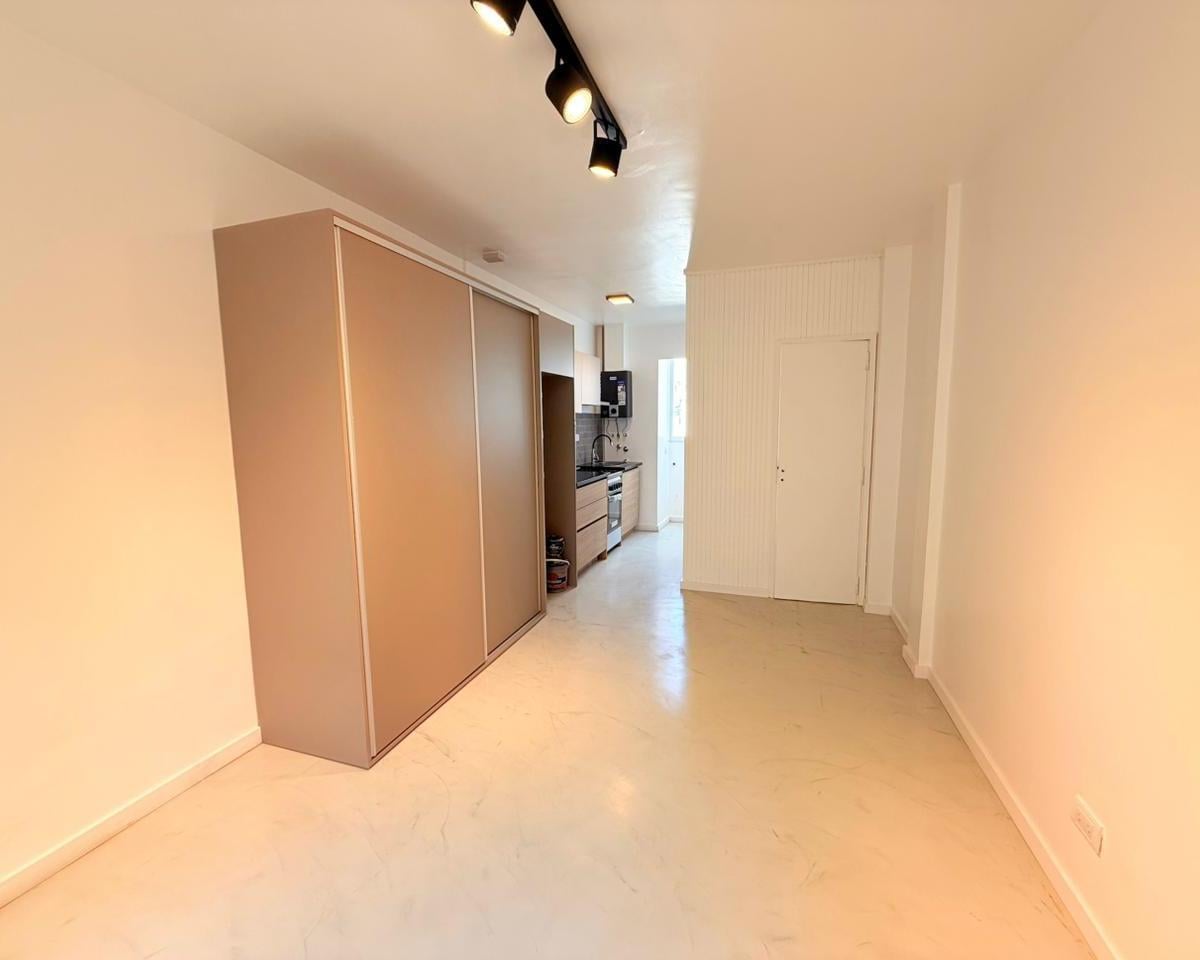Depto 1 amb, 24m² en Plaza Colón — luminoso y reciclado