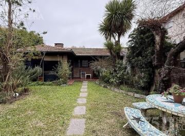 Casa · 228m² · 6 Ambientes · 1 Cochera · Casa 6 Ambientes con Jardín y Parrilla Cubierta en Olivos