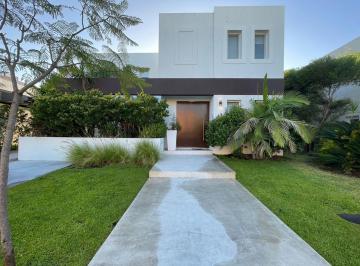 Casa · 360m² · 6 Ambientes · 2 Cocheras · Casa en Los Alisos Ala Laguna