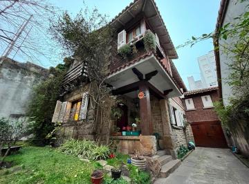 Casa · 229m² · 5 Ambientes · 1 Cochera · Casa - Chauvin