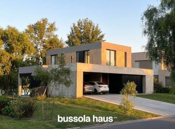 Casa · 230m² · 4 Ambientes · 4 Cocheras · Casa 3 Dorm. en Alquiler a La Laguna Canton Norte Escobar