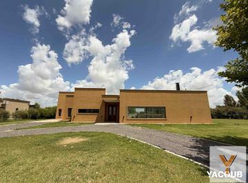 Casa · 210m² · 5 Ambientes · Casa en Alquiler - 4 Dorm. 4 Baños - 1.750 m² - La Plata