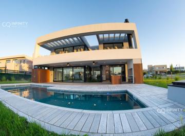 Casa · 223m² · 5 Ambientes · 3 Cocheras · Casa - La Providencia