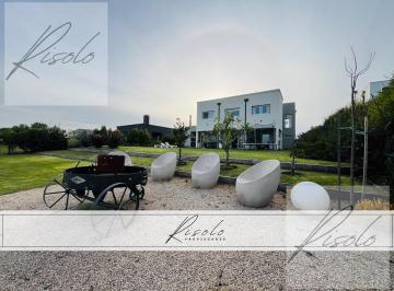 Casa · 202m² · 7 Ambientes · 3 Cocheras · Casa en Venta con Laguna y Pileta. 3 Dorm., Tv Room. Barrio Cerrado, Zona Norte, Escobar