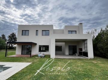 Casa · 226m² · 5 Ambientes · 2 Cocheras · Casa en Venta. 3 Dorm., Cocina Independiente. Galeria, Pileta, Dep. Barrio Cerrado, Escobar