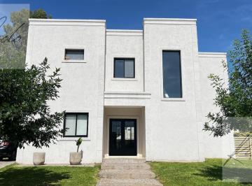 Casa · 180m² · 5 Ambientes · 3 Cocheras · Casa en Venta. Pileta. 3 Dorm.. Arboles. Calle Tranquila. Parrilla. Barrio Cerrado, Escobar