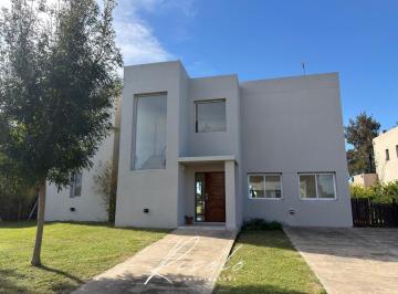 Casa · 180m² · 5 Ambientes · 4 Cocheras · Financiacion - Casa en San Matias. Amplio Jardin. 3 Dormitiros. 2 Plantas. Barrio Cerrado, Escobar