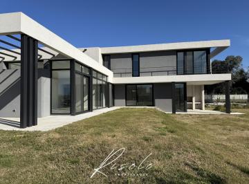 Casa · 245m² · 5 Ambientes · 2 Cocheras · Casa en Venta, 3 Dorm., Playroom, Dependencia. Aberturas Pvc Dvh, Barrio Cerrado, Escobar