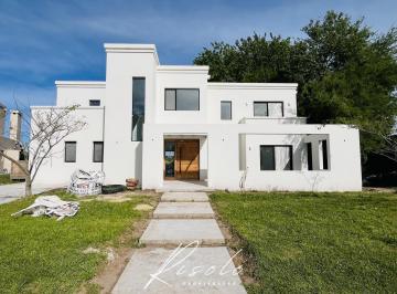 Casa · 244m² · 6 Ambientes · 3 Cocheras · Casa en Venta, 3 Dorm., Pileta. Premium. Barrio Cerrado, Escobar