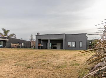 Casa · 165m² · 5 Ambientes · 4 Cocheras · Casa Tres Dorm. Más Escritorio o Dependencia.