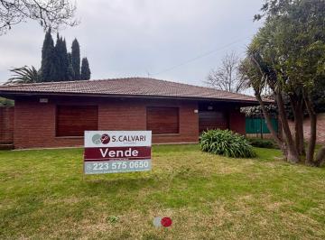 Casa · 164m² · 4 Ambientes · 1 Cochera · Casa en Caisamar