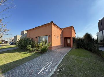 Casa · 131m² · 4 Ambientes · 4 Cocheras · Casa en Venta. 3 Dorm.. Pileta. Parilla. Barrio Cerrado, Escobar